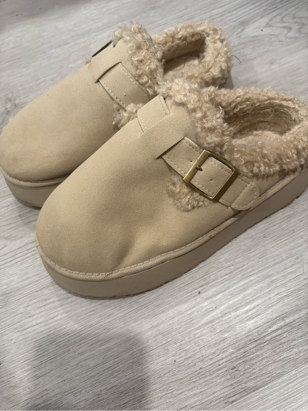Womens Cozy Faux-Shearling Clog - Beige size 7